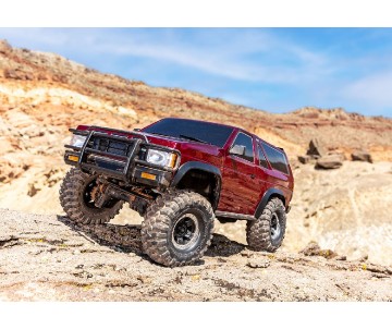 TRX-4 Scale and Trail™ crawler with Nissan® Pathfinder® Body: 1/10 scale 4X4 trail truck, fully-assembled, waterproof electronics, Ready-To-Drive®, with TQi™ 2.4 GHz 4-channel radio system, XL-5™ HV speed control, high/low transmission, remote locking dif
