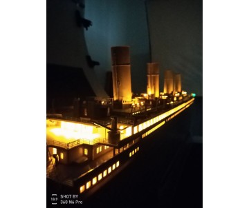 Trumpeter 1/200 Titanic with LED Light Set